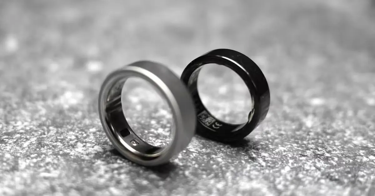 Anel inteligente Oura Ring 4 cor patra e Oura Ring 3 Cor preto lado a lado