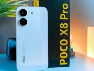 POCO X8 PRO na cor Mind Green com tela AMOLED de 3500 nits e certificacao IP69K sendo molhado por agua quente