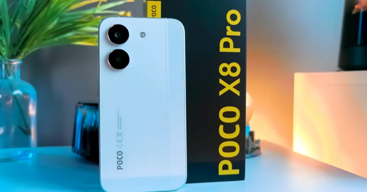 POCO X8 PRO na cor Mind Green com tela AMOLED de 3500 nits e certificacao IP69K sendo molhado por agua quente