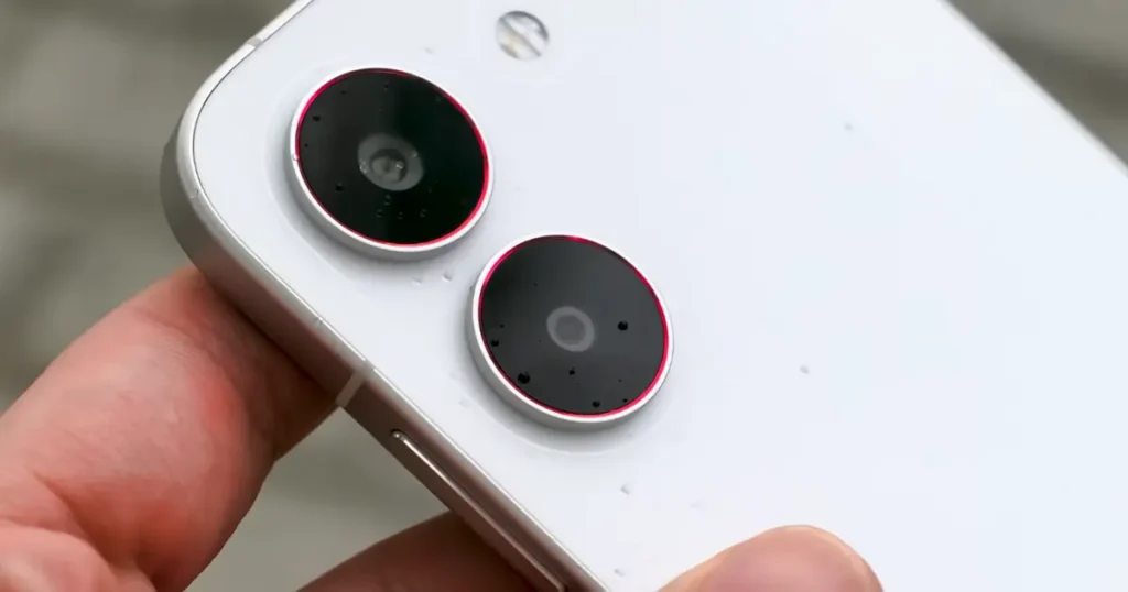 Imagem trazeira do Poco X8 Pro exibindo seu conjunto duplo de câmeras de 50 mp e estibização óptica.