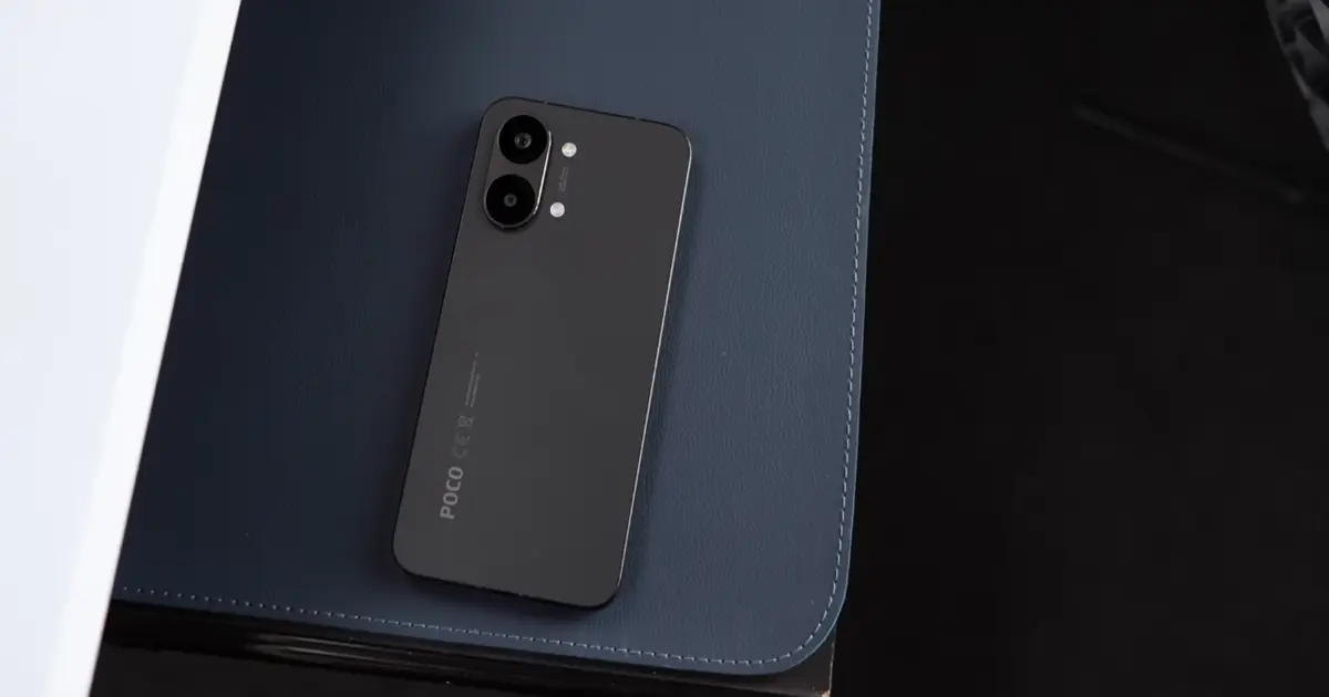 OCO X8 PRO MAX na cor preto com tela AMOLED de 3500 nits e bateria de 8500 mAh em destaque na parte traseira