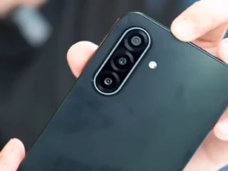 Mão segurando o novo Samsung Galaxy A17 cor preto.