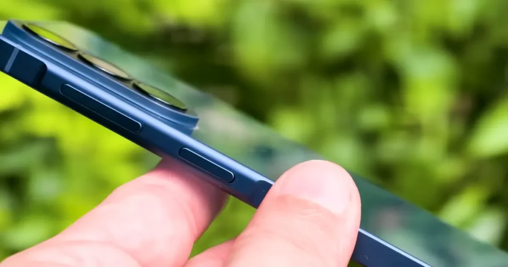 Samsung Galaxy A57 na cor preto com tela Super AMOLED de 120 Hz e certificação IP68 esguichando água