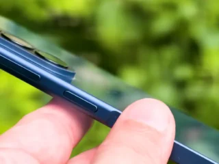 Samsung Galaxy A57 na cor preto com tela Super AMOLED de 120 Hz e certificação IP68 esguichando água