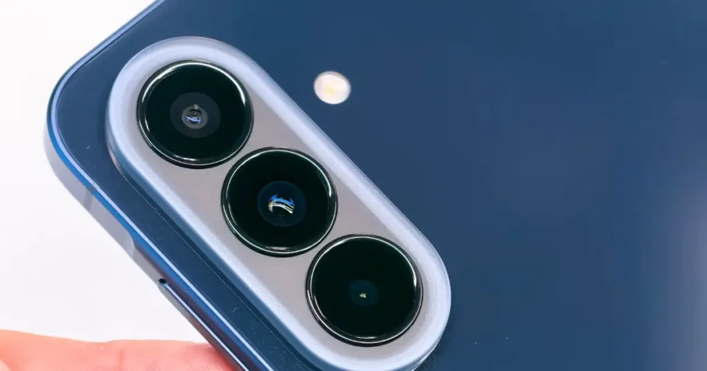 Galaxy A57 mostrando seu conjuto de câmeras trazeirais de 50 MP com IA.