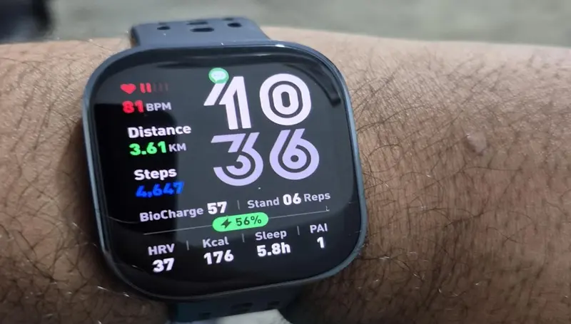 Amazfit Bip 6 na luz do sol direta mostrando tela AMOLED legível a 2000 nits – Review Amazfit Bip 6