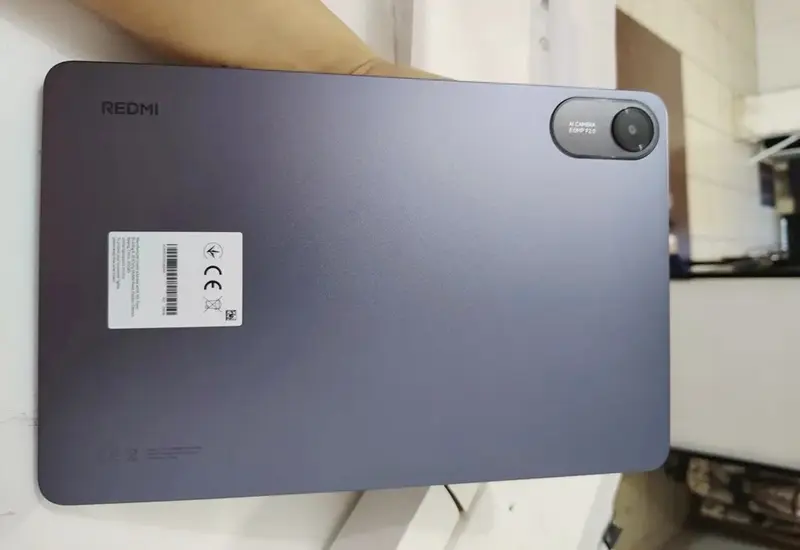 ablet Redmi Pad 2 em metal cinza grafite mostrando a espessura fina e acabamento premium - Resenha Redmi Pad 2.