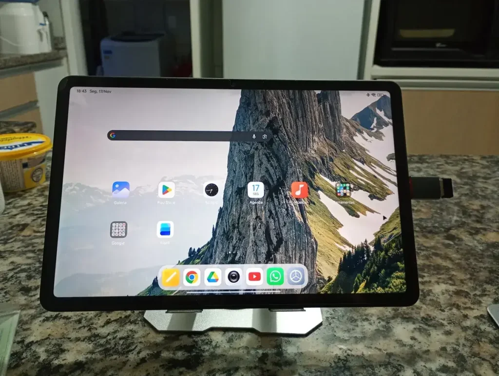 Tela do Redmi Pad 2 alternando entre apps de vídeo e produtividade mostrando a fluidez de 90Hz - Resenha Redmi Pad 2.