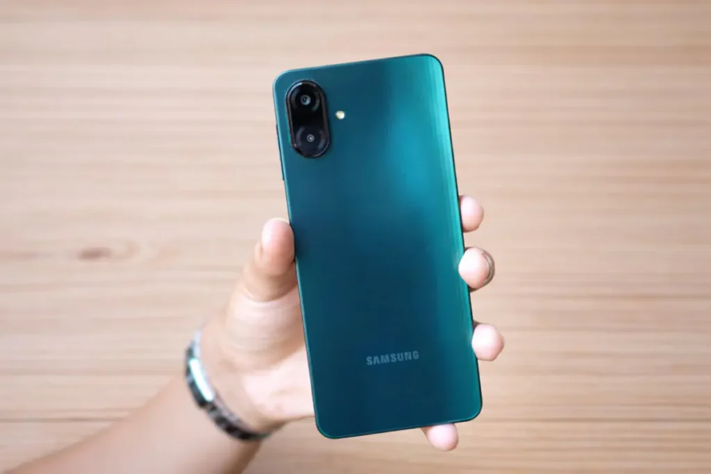 Celular Samsung Galaxy A07, cor verde, em um fundo mesa de madeira em tons claros.