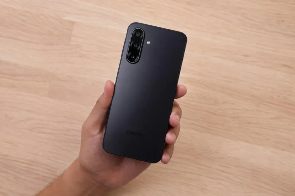Celular Samsung Galaxy A17, cor preto, em um fundo mesa de madeira em tons claros.