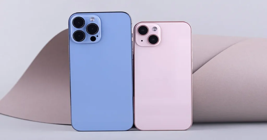 Dois modelos de iphone, 15 e 14 sobe uma mesa em um fundo abstrato. Apple e o fiasco da Siri