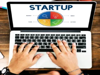 um laptop com criar uma startup do zero escrito na tela
