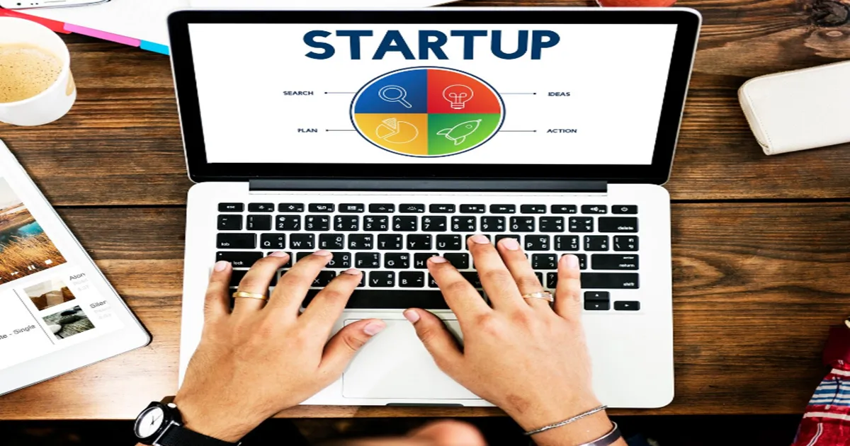 um laptop com criar uma startup do zero escrito na tela