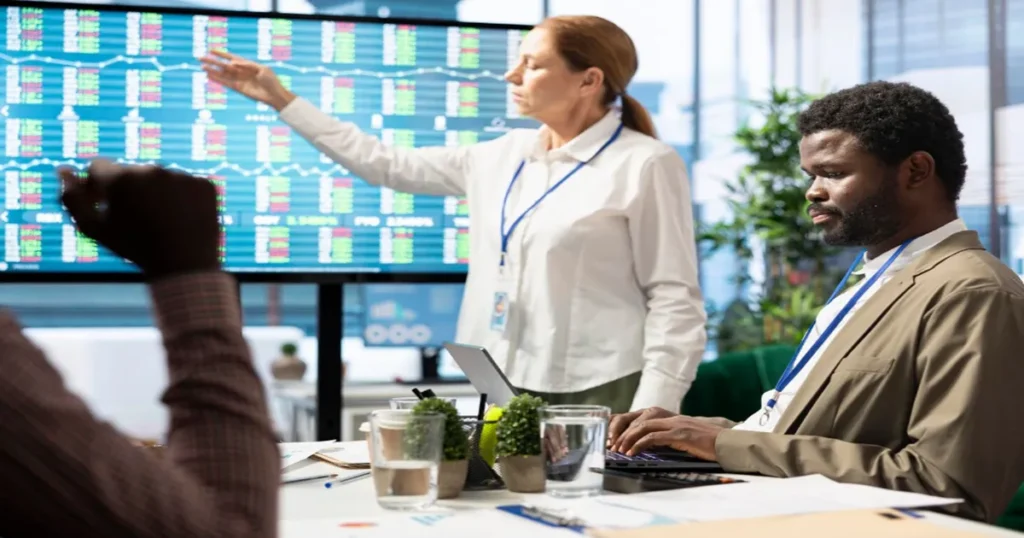 Uma pessoa apintando o erro mais comum em startups SaaS
