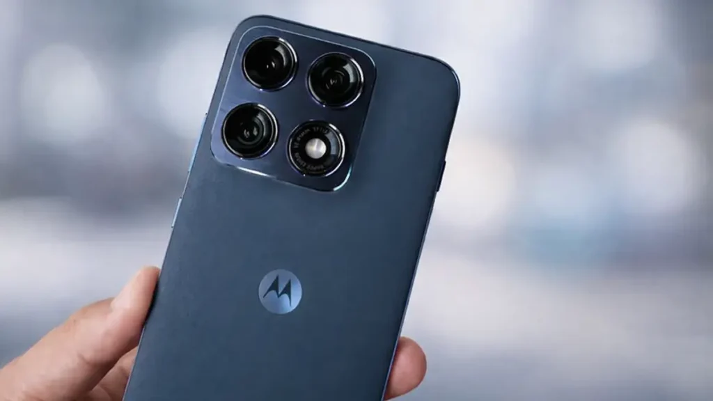 Moto-Edge-70-pro cora azul em fundo desfocado
