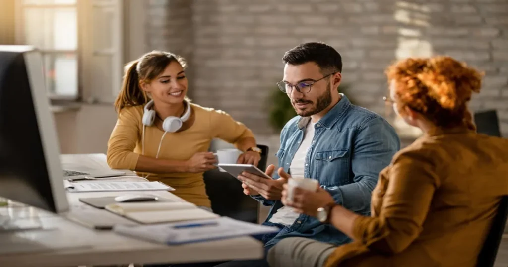 Startup vs Empresa Tradicional, pessoas em escritório.