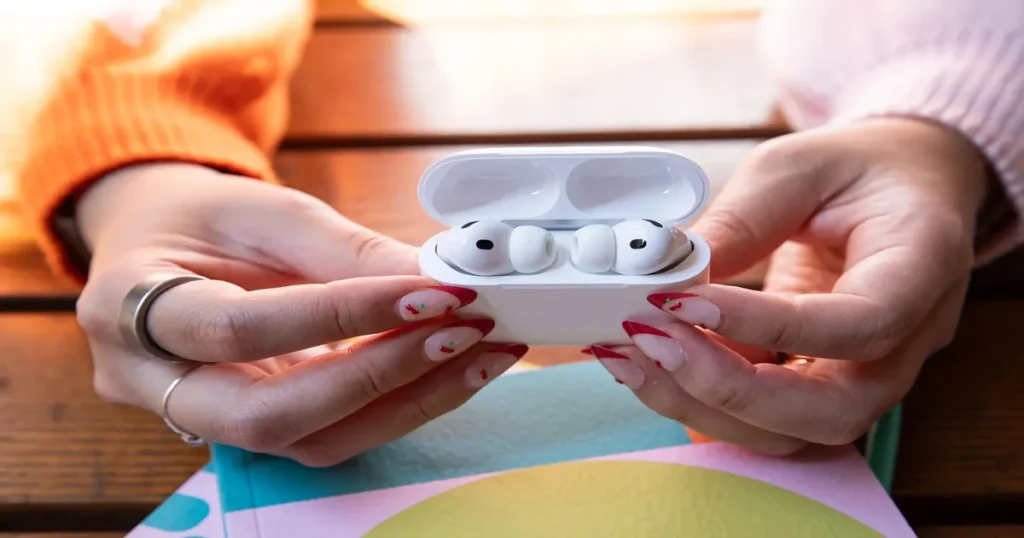 Uma pessoa com os fones de ouvido airpods-com-câmera
