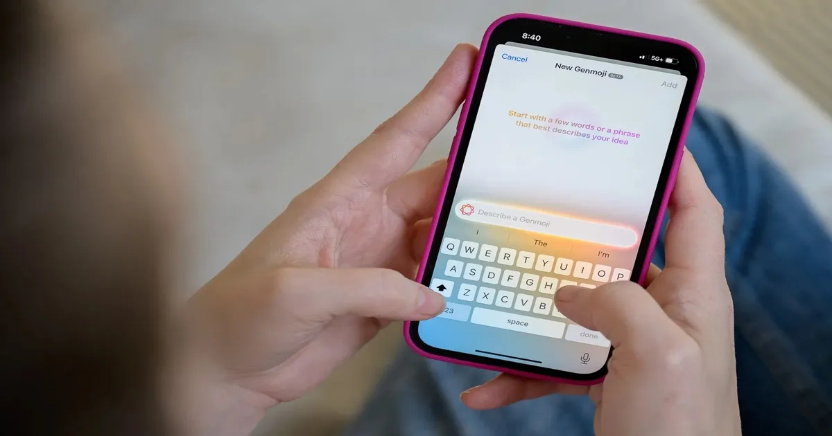 Uma pessoa com a tela do ios 27 aberta usando modelo de ia em um fundo disfocado.