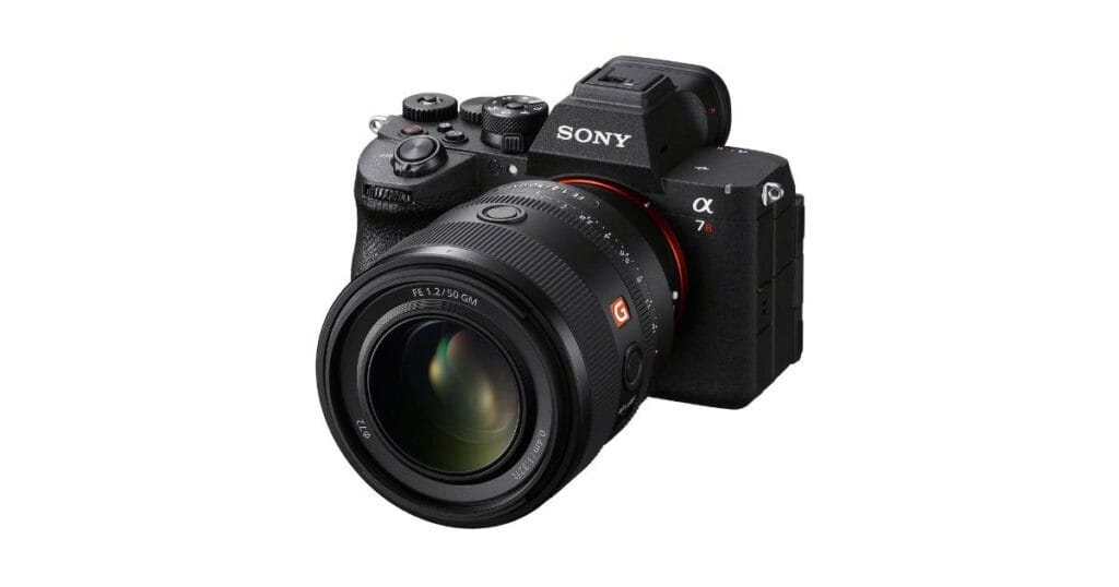 Sony A7R VI: A Nova Era de Resolução Empilhada e Performance Híbrida 1 Sony A7R VI: em um fundo branco.