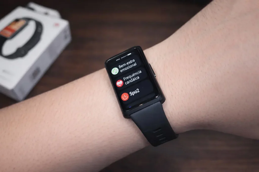 Huawei band 11 pro cor preto exibindo informações de saúde em sua tela amoled de 60 hz com 2000 nits.