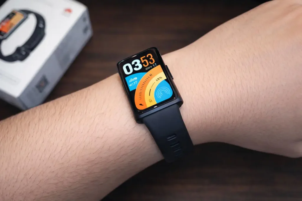 Huawei band 11 pro cor preta no pulso exibindo sua tela amoled em um fundo de madeira desfocado.