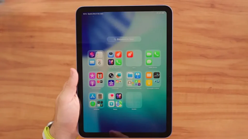 iPad 11 com chip A16: É QUASE perfeito… mas um detalhe me incomoda! 3 Uma pessoa segurando o ipad 11 nas mãos.