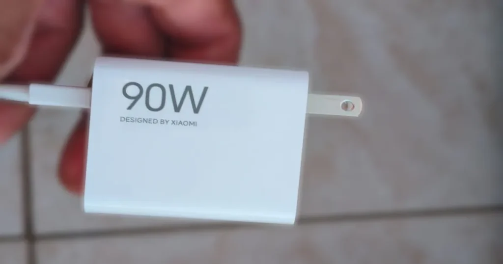 Poco X7 Pro ou X8 Pro? A resposta pode surpreender 5 Mão segurando carregador do poco x7 pro com texto em destaque de 90w