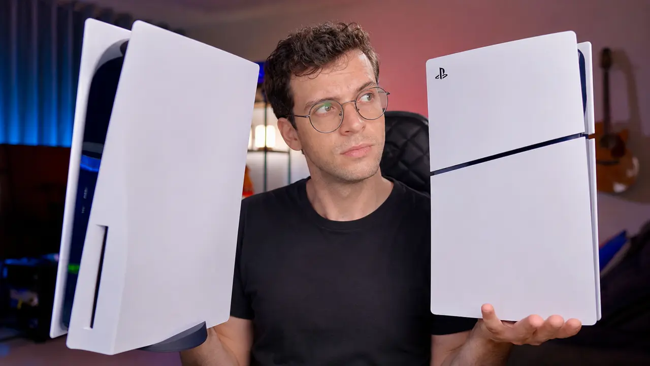 Homem de óculos e camiseta preta segurando dois consoles PlayStation 5 brancos, um de cada lado, em um estúdio gamer com iluminação azul e rosa ao fundo, comparando visualmente os modelos PS5 tradicional e PS5 Slim.