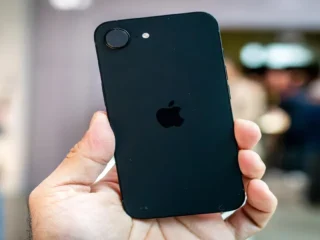 Mão segurando um iPhone da Apple cor preta