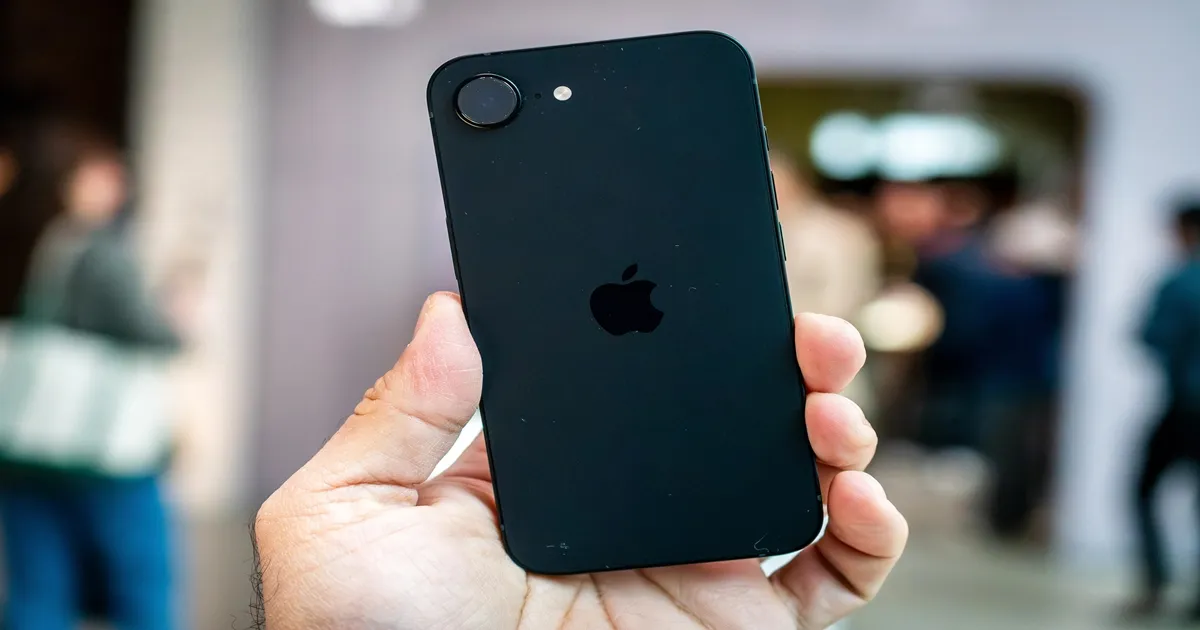 Mão segurando um iPhone da Apple cor preta