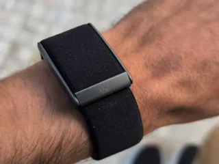 Pulseira inteligente Whoop 5.0 cor preto com detalhes em prata no pulso.