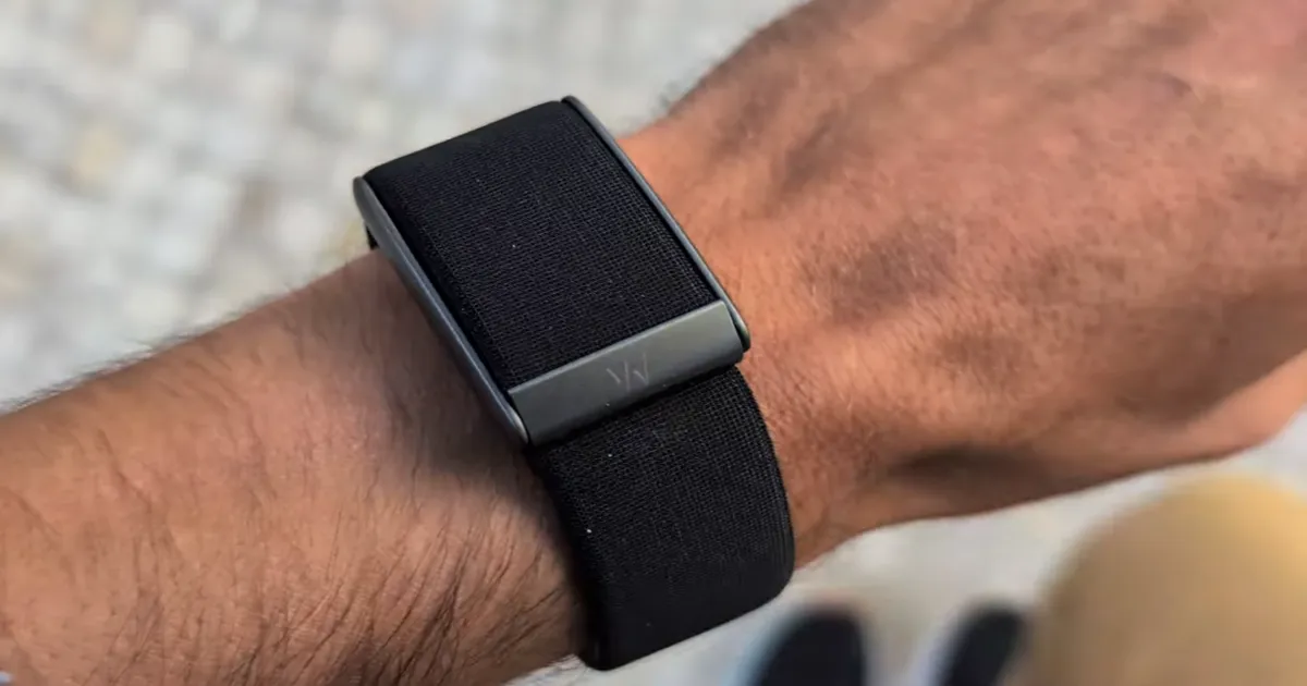 Pulseira inteligente Whoop 5.0 cor preto com detalhes em prata no pulso.