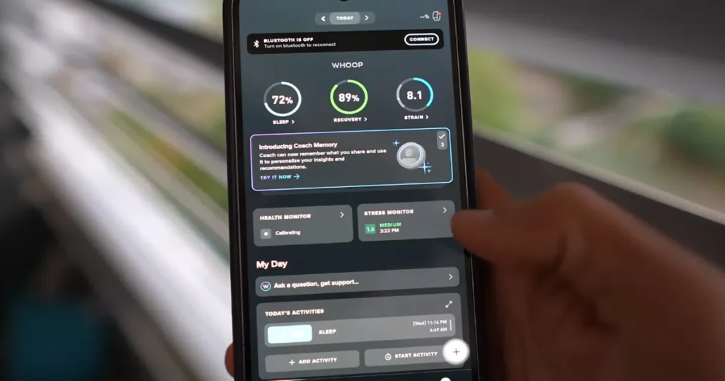 Tela do smartphone aberta no app da pulseira whoop 5 com informações e métricas de desempenho.