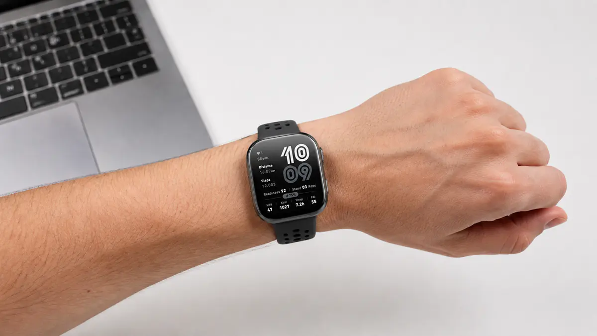 Os 5 Melhores Smartwatches Baratos com GPS em 2026 (Guia de Compra) 14 Uma pessoa com o smartwach com gps no pulso.