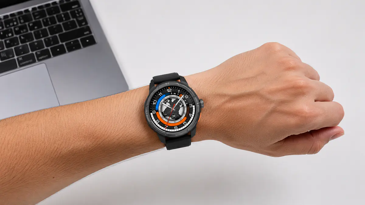 Os 5 Melhores Smartwatches Baratos com GPS em 2026 (Guia de Compra) 18 Uma pessoa com o smartwach com gps no pulso.
