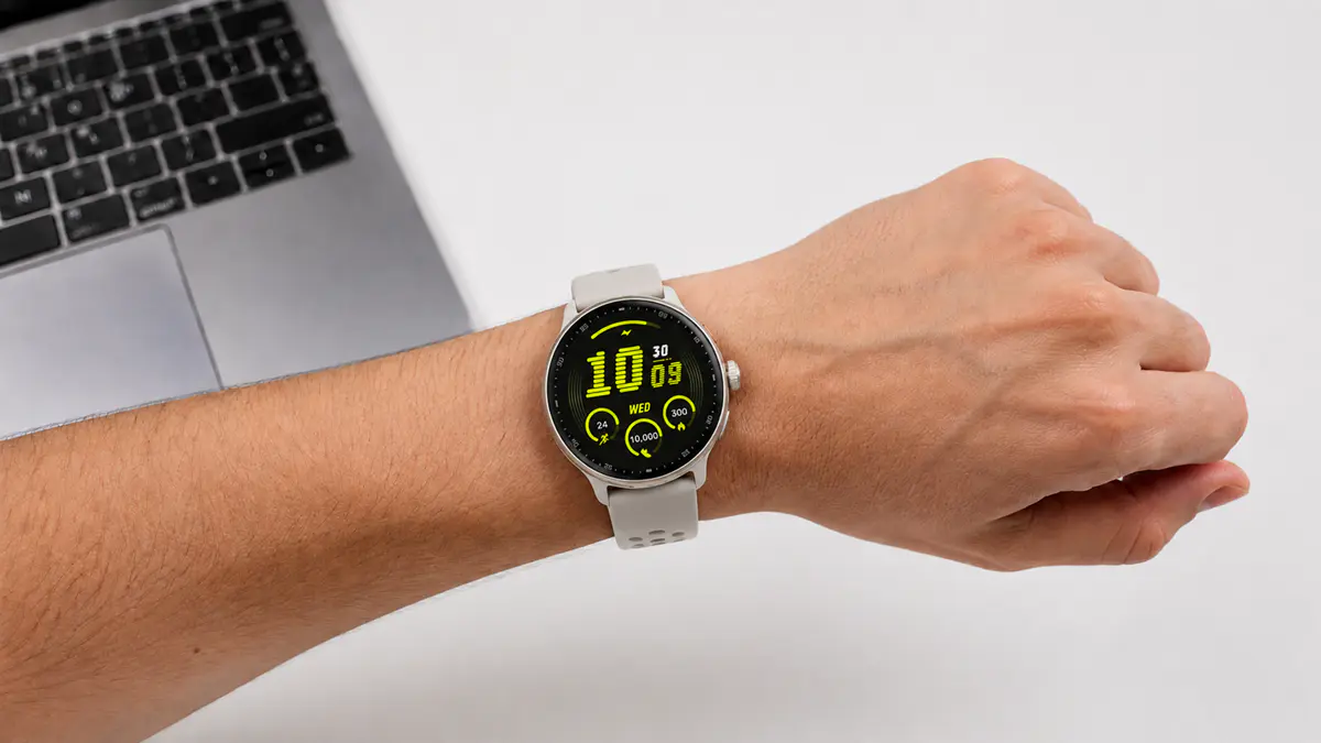 Os 5 Melhores Smartwatches Baratos com GPS em 2026 (Guia de Compra) 20 Uma pessoa com o smartwach com gps no pulso.