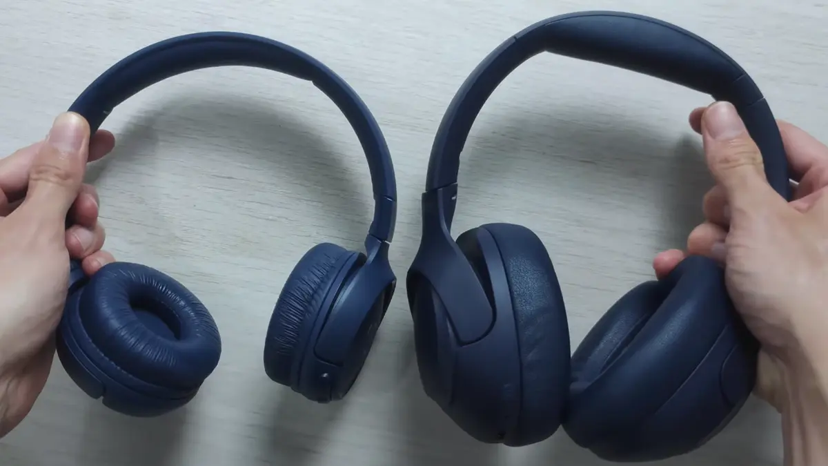 JBL Tune 520BT vs QCY H3 Pro - Comparativo lado a lado sobe uma mesa de madeira