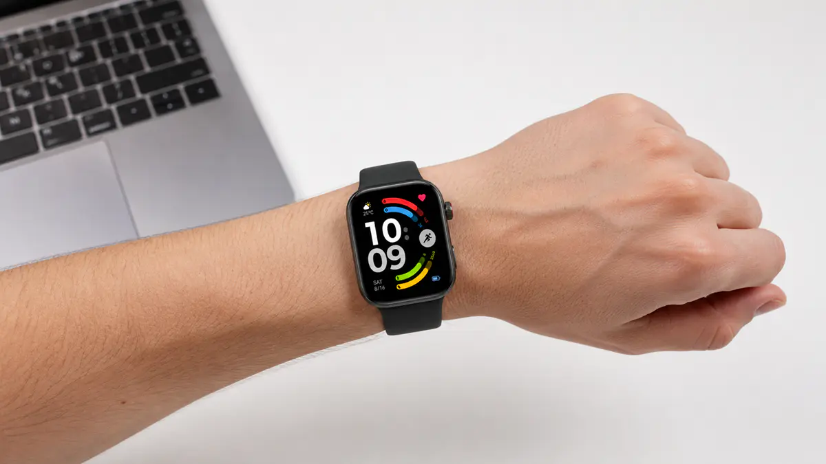 Os 5 Melhores Smartwatches Baratos com GPS em 2026 (Guia de Compra) 12 Uma pessoa com o smartwach com gps no pulso.