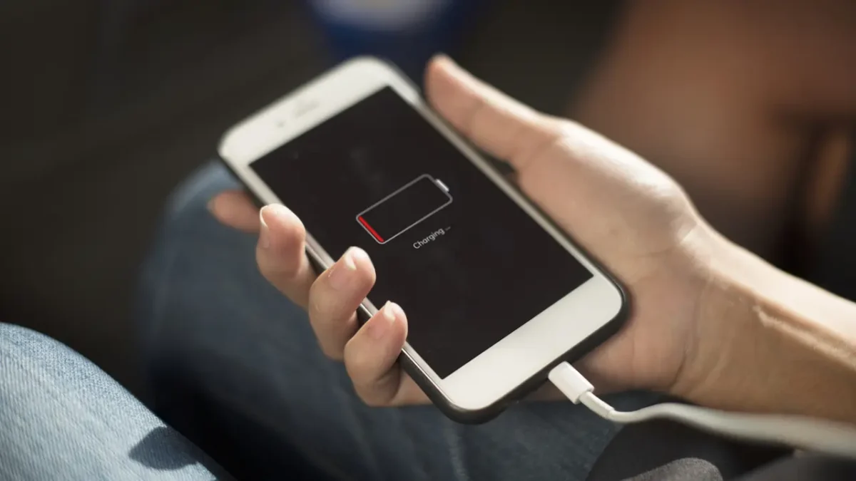 Os 5 maiores mitos sobre carregar celular e como a bateria funciona