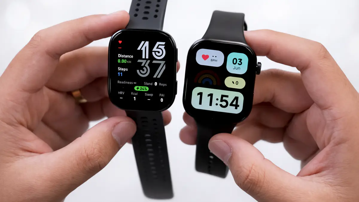uma pessoa segurando um smartwatch em cada mão em um fundo branco.