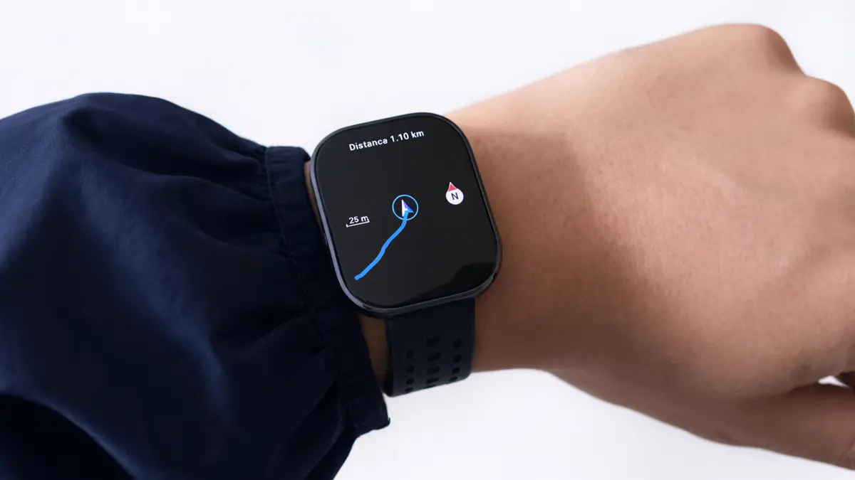 Uma pessoa usando um smartwatch exbindo na tela um modo de GPS em um fundo branco.