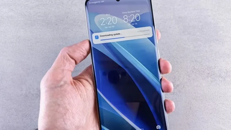 mão segurando um celular mostrando tela de suporte a atulização