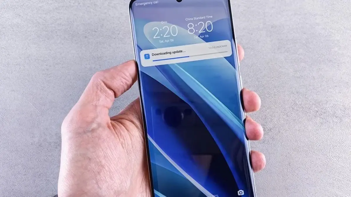 mão segurando um celular mostrando tela de suporte a atulização