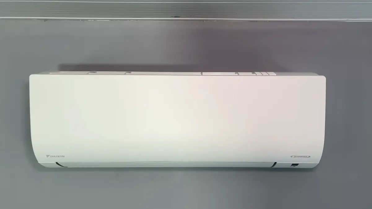 Ar-condicionado modelo Daikin em funcionamento.