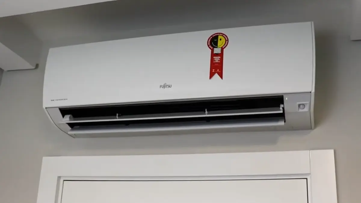 Ar-condicionado modelo Fujitsu Airstage Essencial em funcionamento.