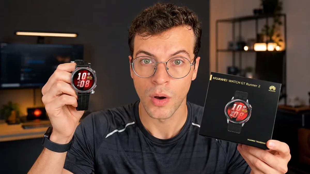 uma pesseo segurando o smartwatch HUAWEI WATCH GT Runner 2 na mão direita e caixa do relógio na mão esquerda.