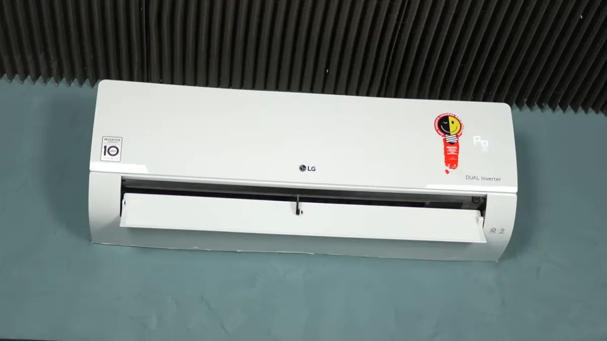 Ar-condicionado modelo LG Dual Inverter Voice em funcionamento.
