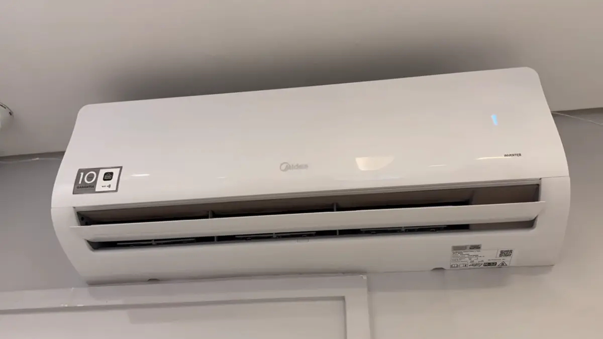 Ar-condicionado modelo Springer Midea Connect em funcionamento.