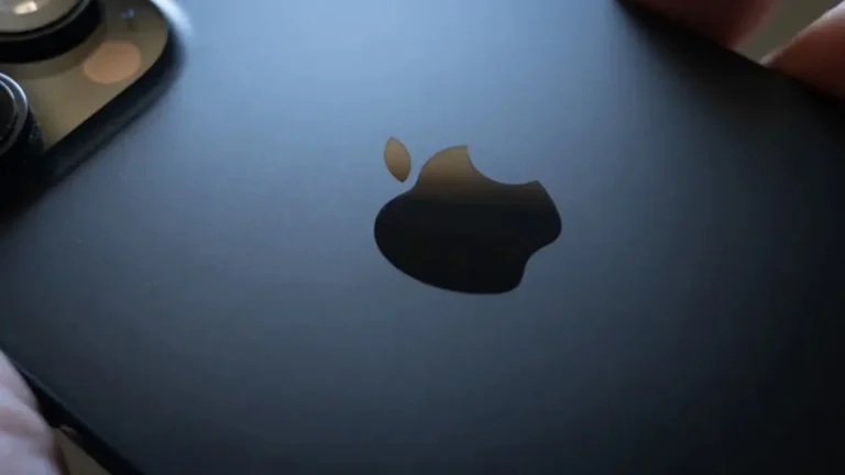 possivel iPhone Dobrável exibindo sua tampa trazeira e câmeras