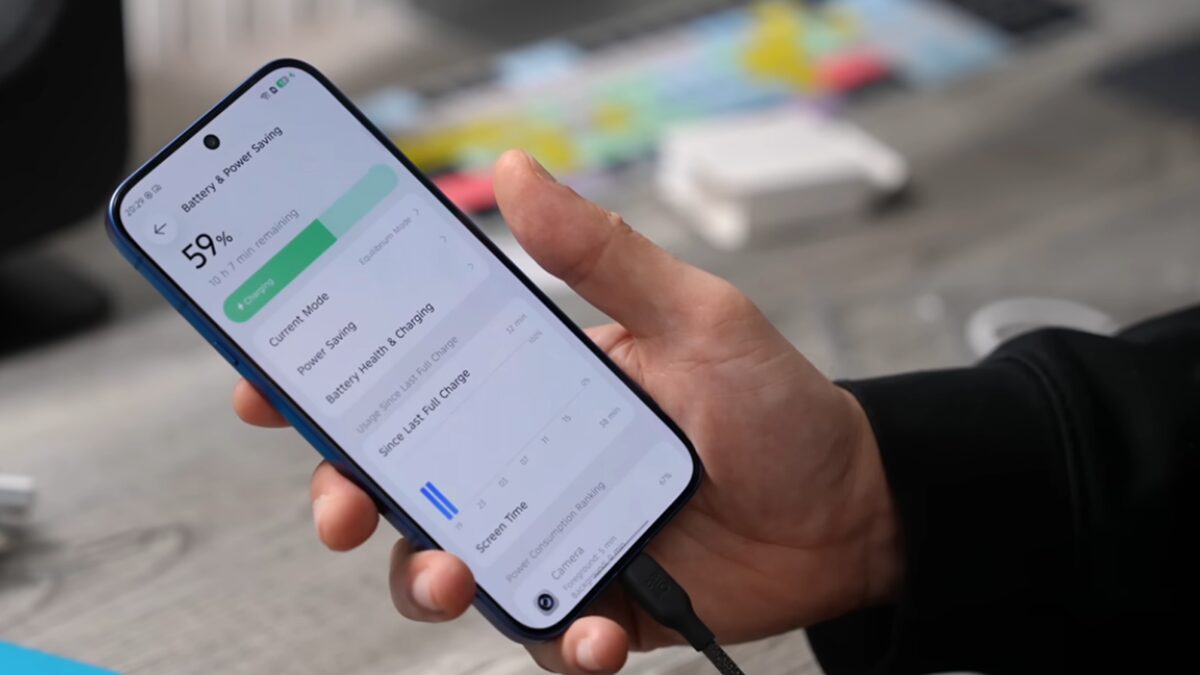 INFINIX Note 60 PRO É Tudo Isso? Review 2026 3 uma pessoa segurando um celular com o cabo de carregamento conectado